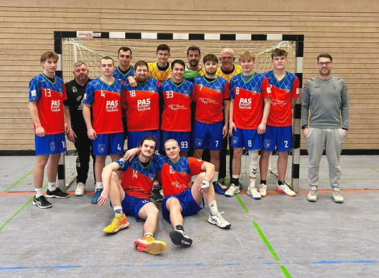 💙❤️ 2. Männermannschaft nimmt am 6. Neujahrsturnier der SG ABUS Dessau Handball teil. 💙❤️ 

Am 3.1.2026 fand das traditionelle Neujahrsturnier in der Elbe-Rossel-Halle statt. Gespielt wurde im Modus 2 x 15 Minuten und jeder gegen jeden.
Coswig spielte gegen eine Turniermannschaft der SG Kühnau, TuS Radis II und den Gastgeber SG ABUS.

Insgesamt können sich unsere Jungs mit dem 2. Platz belohnen und mussten sich nur gegen Kühnau geschlagen geben.
💙❤️